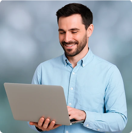 Pessoa sorrindo usando notebook